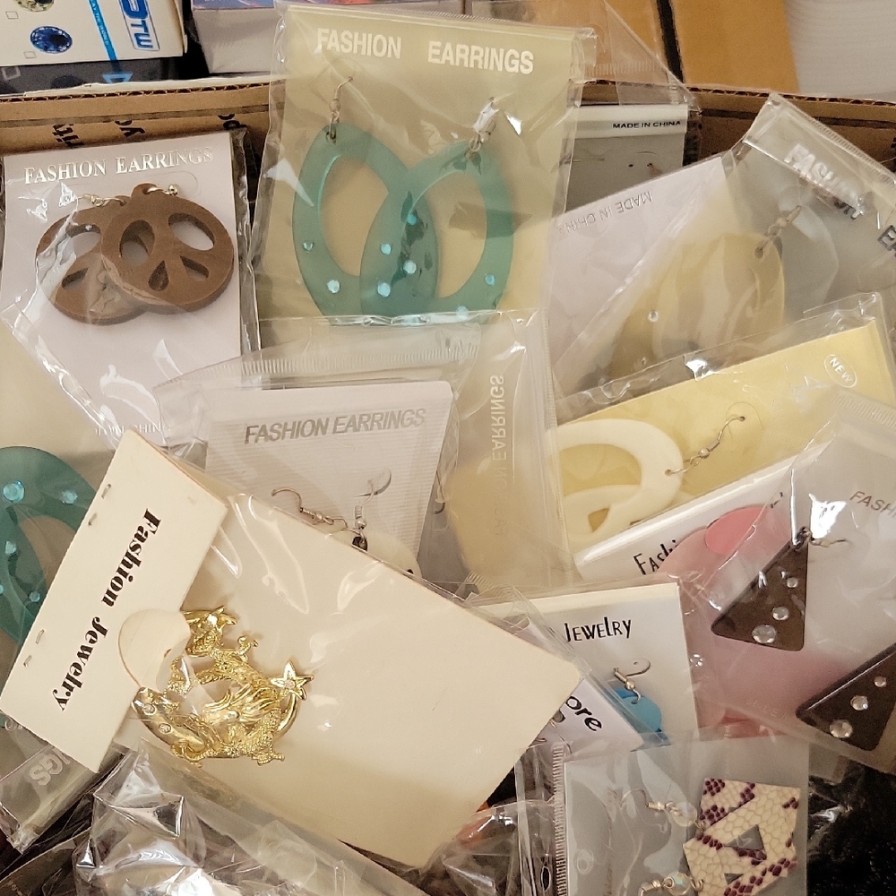 ✨️BRAND NEW✨️ 300 Pieces Of Assorted Earring Collection